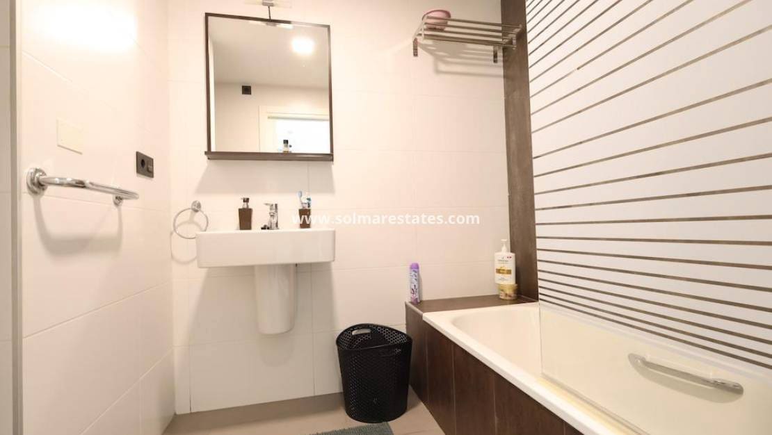 2 slaapkamer Appartement te koop in La Zenia met zwembad - € 289.000 (Ref: 9409929)