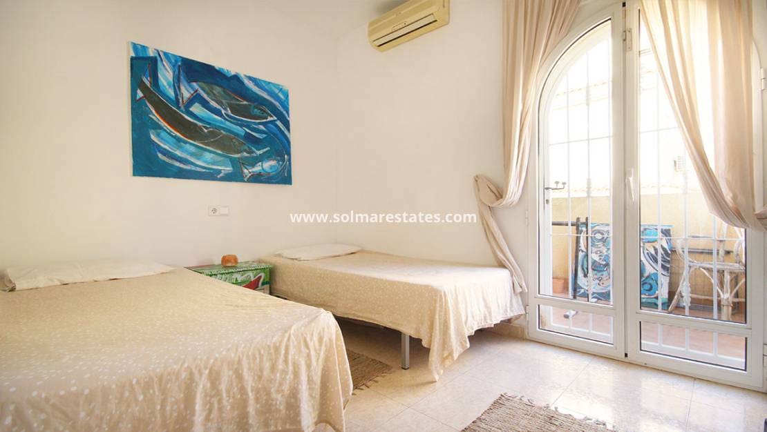 3 sypialnia Dom blizniak na sprzedaż w Villamartin z basenem - 164 950 € (Ref: 9409930)