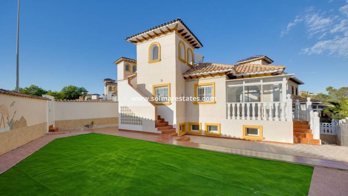 4 bedroom Villa for sale in La Zenia with pool - € 329,000 (Ref: 9414594)