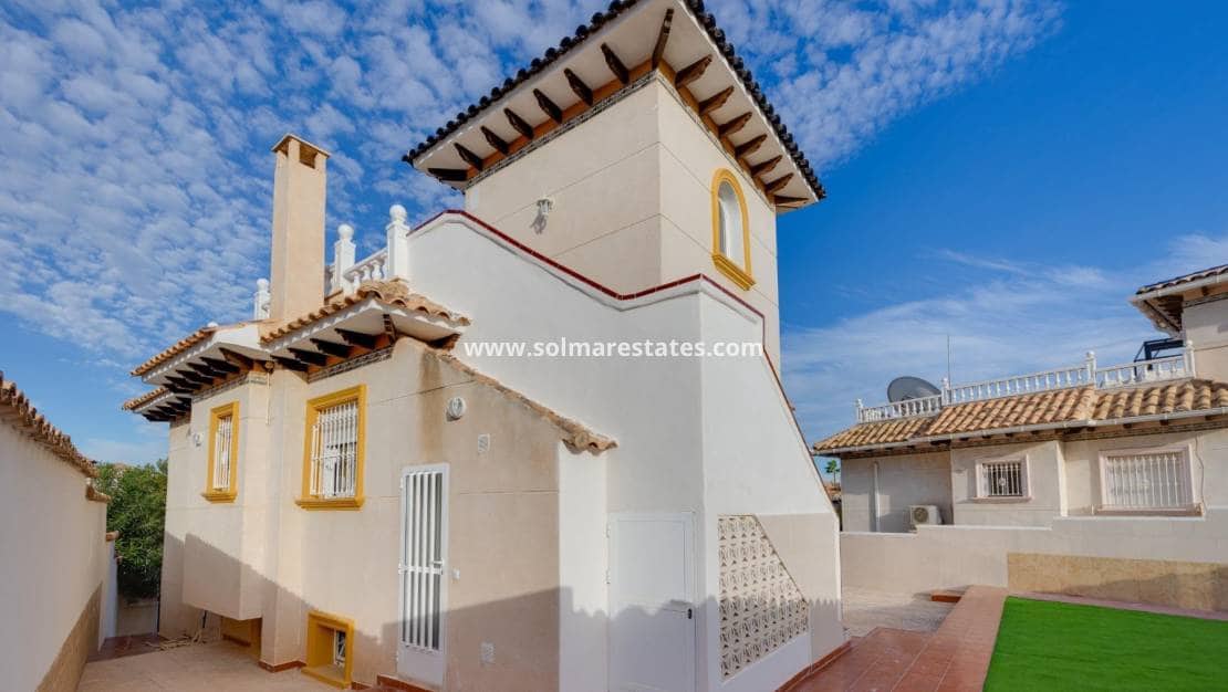 4 bedroom Villa for sale in La Zenia with pool - € 329,000 (Ref: 9414594)