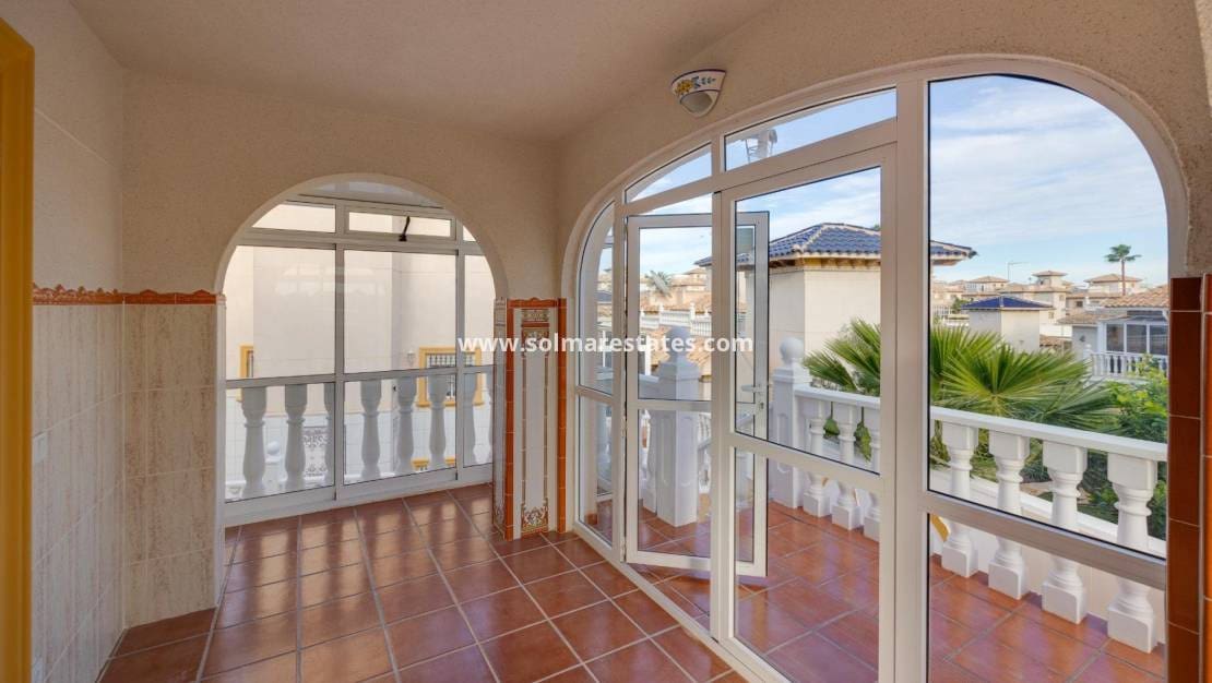 4 bedroom Villa for sale in La Zenia with pool - € 329,000 (Ref: 9414594)