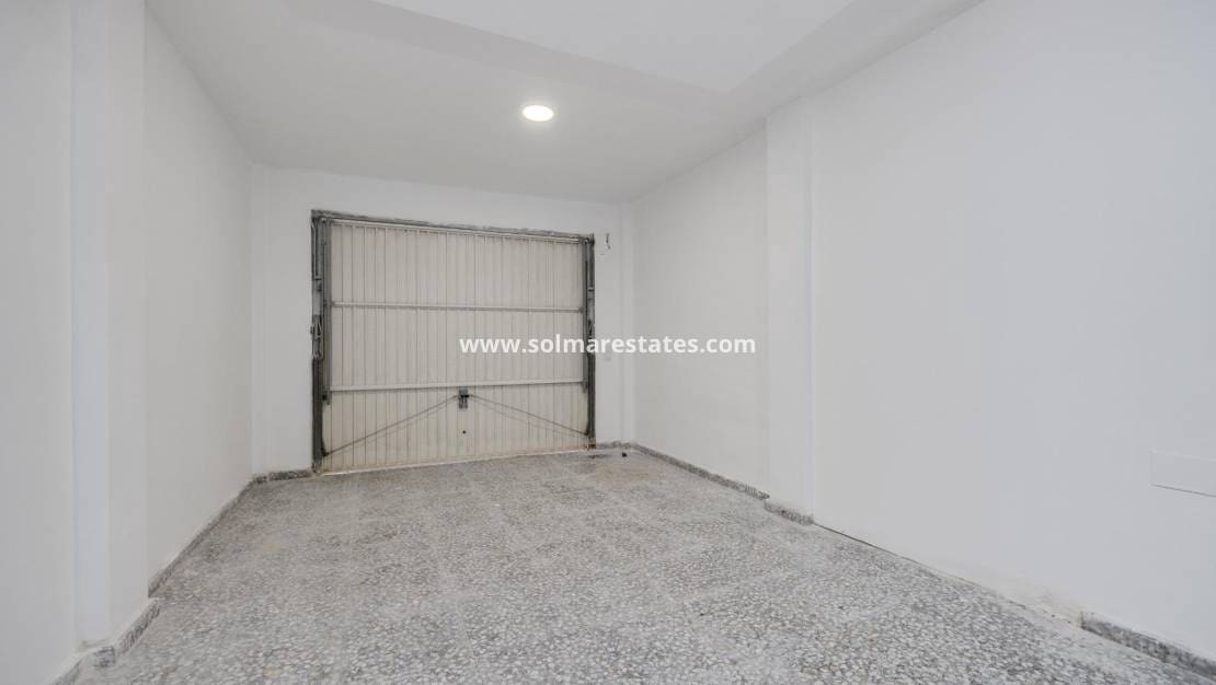 4 bedroom Villa for sale in La Zenia with pool - € 329,000 (Ref: 9414594)