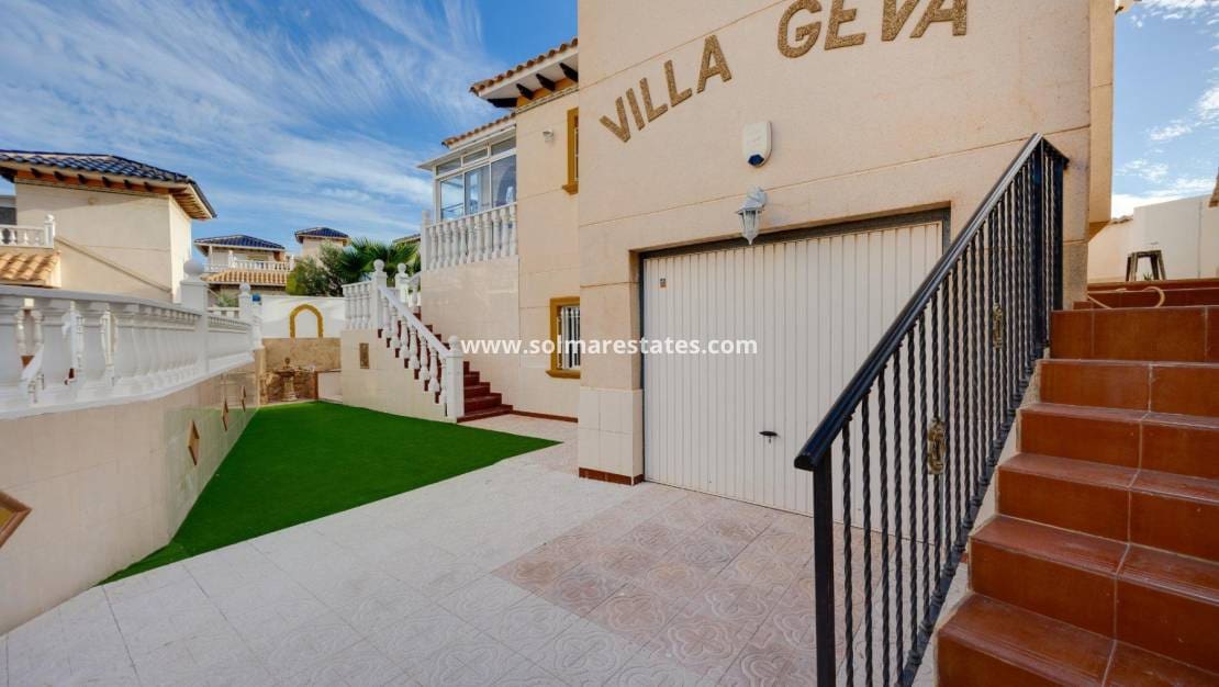 4 bedroom Villa for sale in La Zenia with pool - € 329,000 (Ref: 9414594)