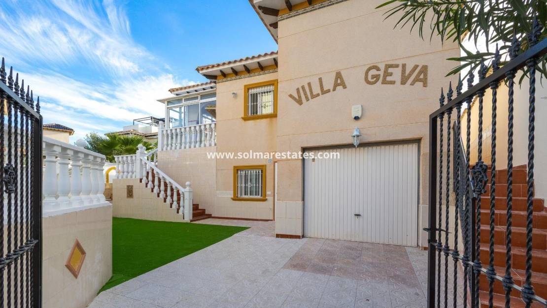 4 bedroom Villa for sale in La Zenia with pool - € 329,000 (Ref: 9414594)