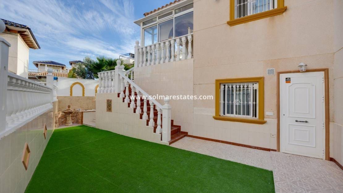 4 bedroom Villa for sale in La Zenia with pool - € 329,000 (Ref: 9414594)