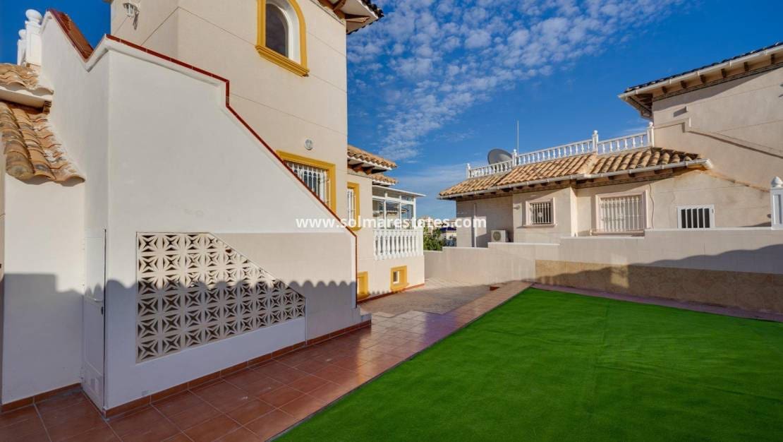 4 bedroom Villa for sale in La Zenia with pool - € 329,000 (Ref: 9414594)