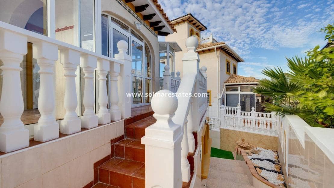 4 bedroom Villa for sale in La Zenia with pool - € 329,000 (Ref: 9414594)