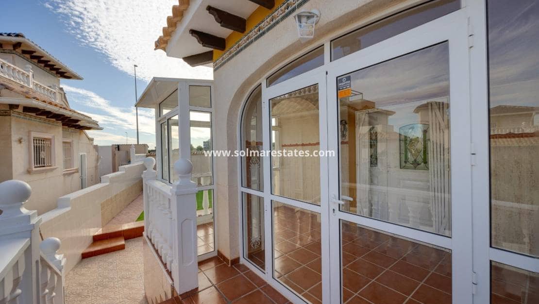 4 bedroom Villa for sale in La Zenia with pool - € 329,000 (Ref: 9414594)