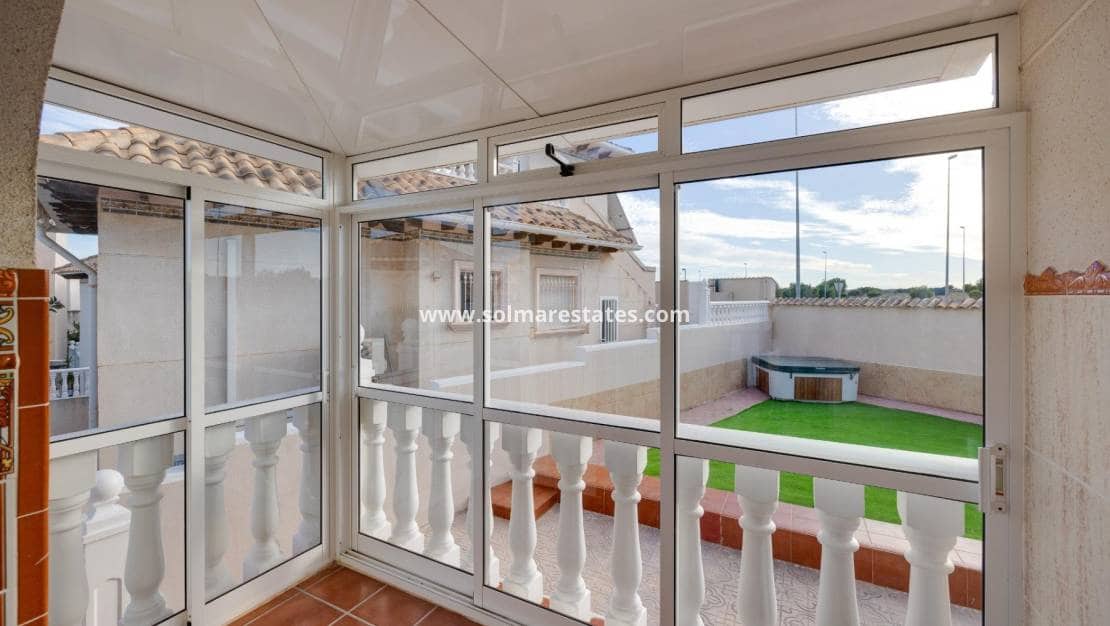 4 bedroom Villa for sale in La Zenia with pool - € 329,000 (Ref: 9414594)