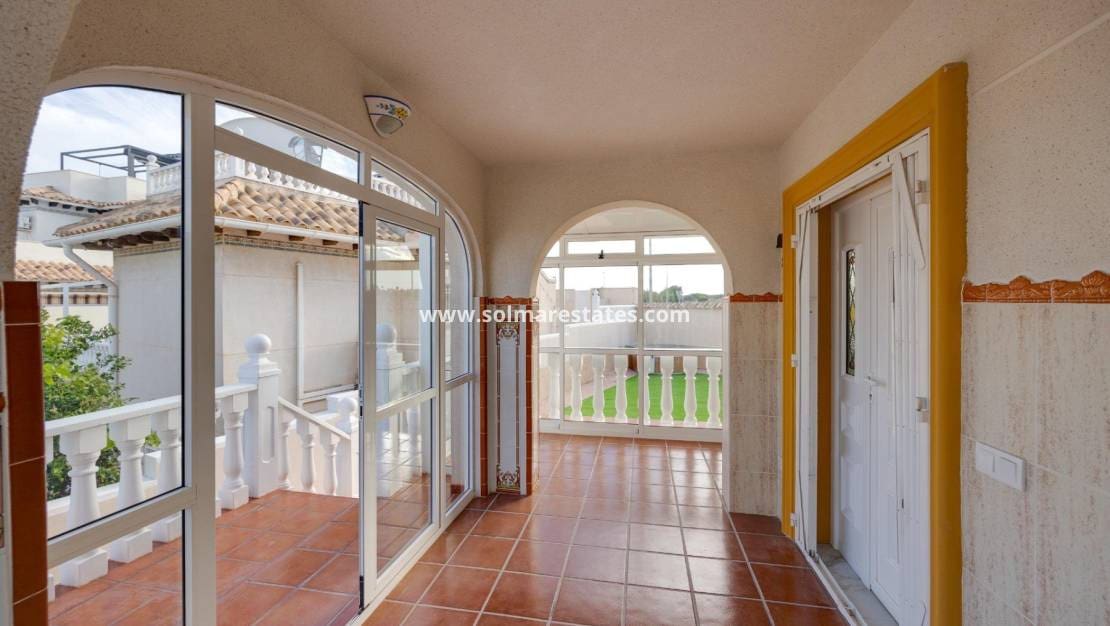 4 bedroom Villa for sale in La Zenia with pool - € 329,000 (Ref: 9414594)