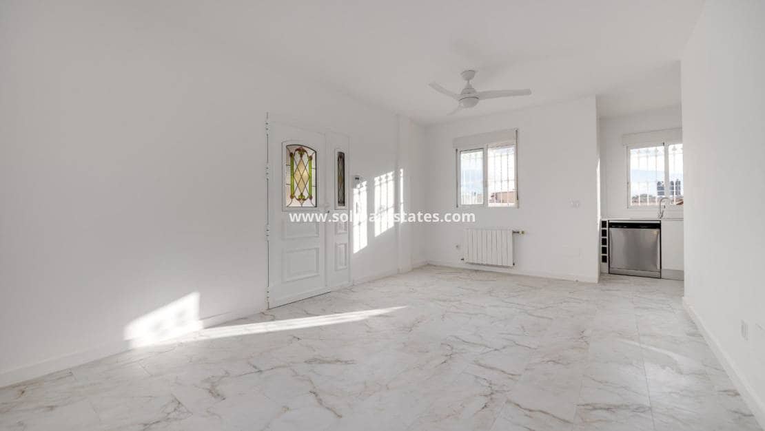 4 bedroom Villa for sale in La Zenia with pool - € 329,000 (Ref: 9414594)