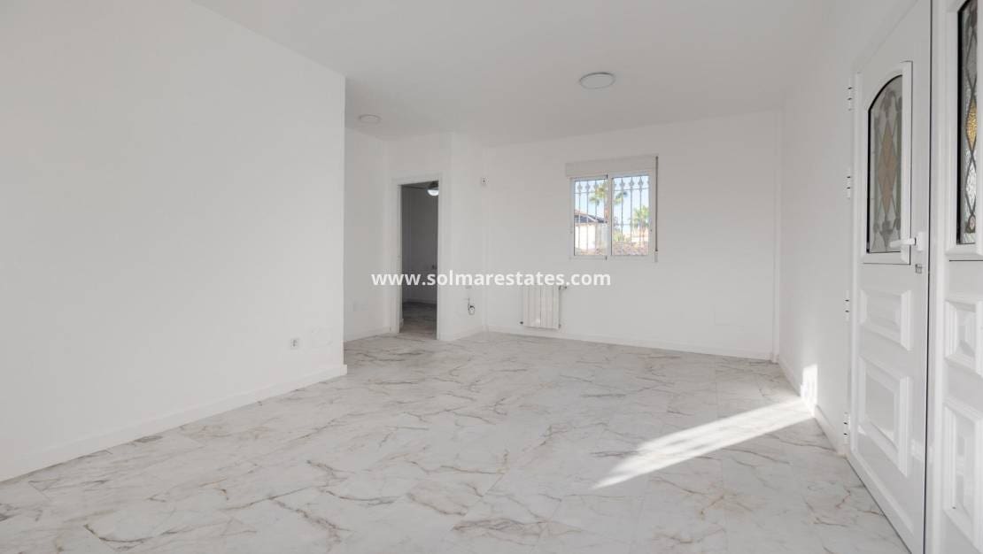 4 bedroom Villa for sale in La Zenia with pool - € 329,000 (Ref: 9414594)