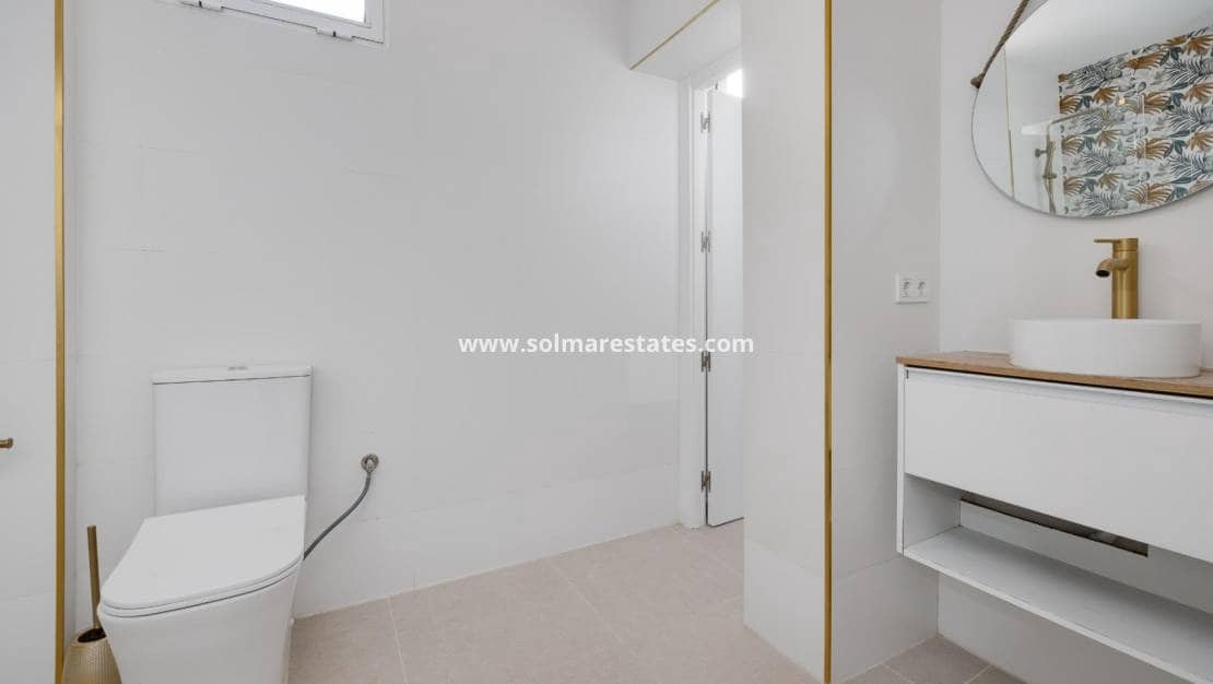 4 bedroom Villa for sale in La Zenia with pool - € 329,000 (Ref: 9414594)