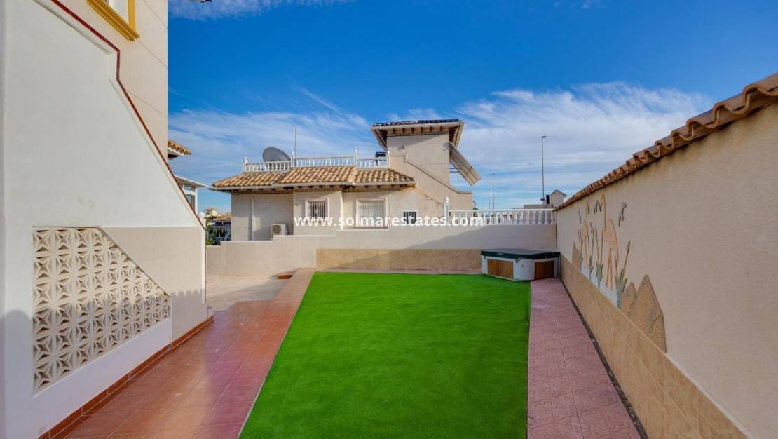 4 bedroom Villa for sale in La Zenia with pool - € 329,000 (Ref: 9414594)