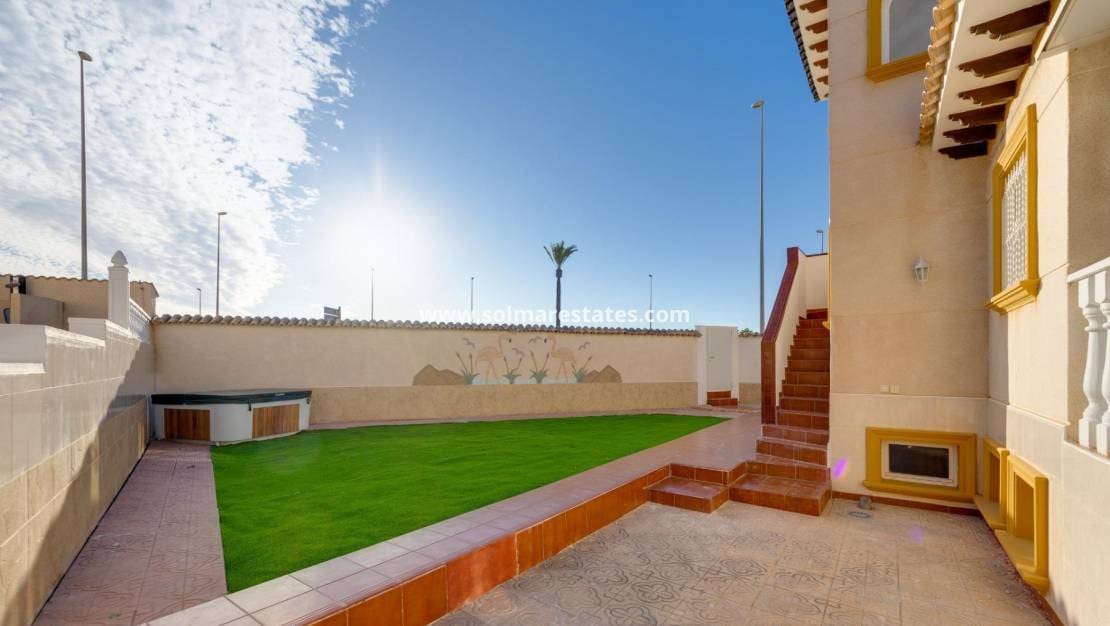 4 bedroom Villa for sale in La Zenia with pool - € 329,000 (Ref: 9414594)