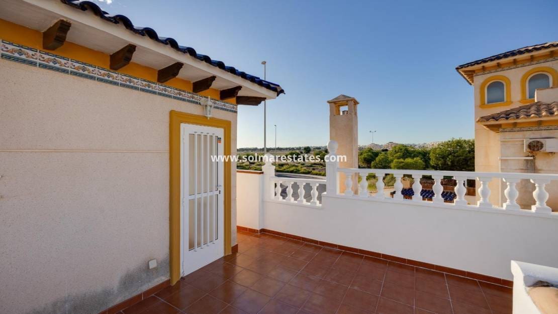 4 bedroom Villa for sale in La Zenia with pool - € 329,000 (Ref: 9414594)