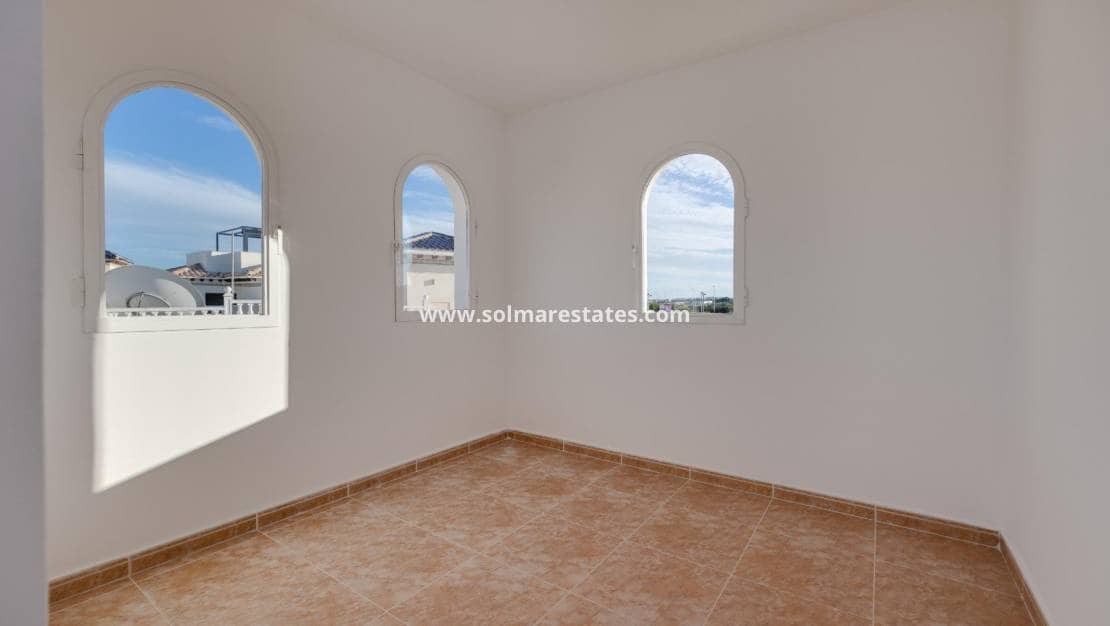 4 bedroom Villa for sale in La Zenia with pool - € 329,000 (Ref: 9414594)