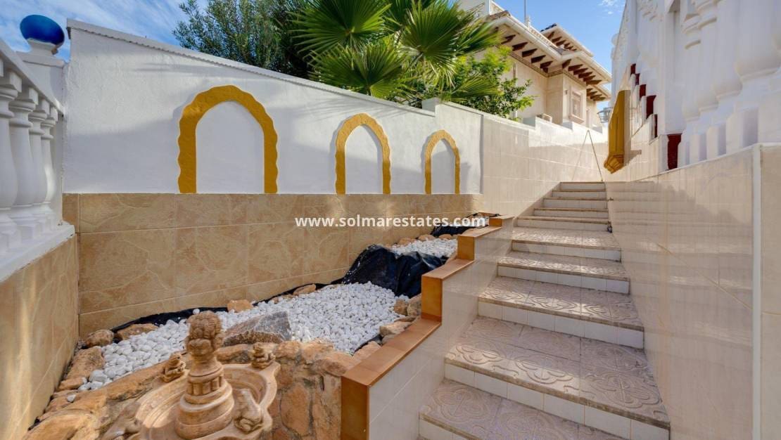 4 bedroom Villa for sale in La Zenia with pool - € 329,000 (Ref: 9414594)