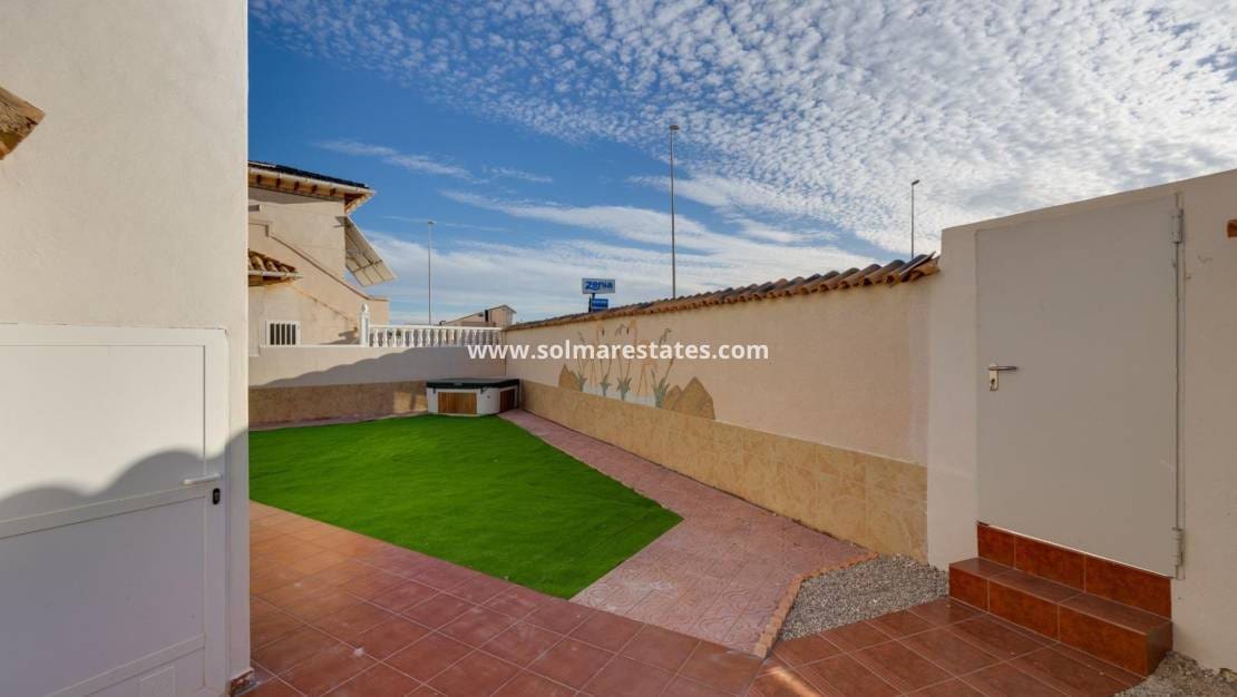 4 bedroom Villa for sale in La Zenia with pool - € 329,000 (Ref: 9414594)