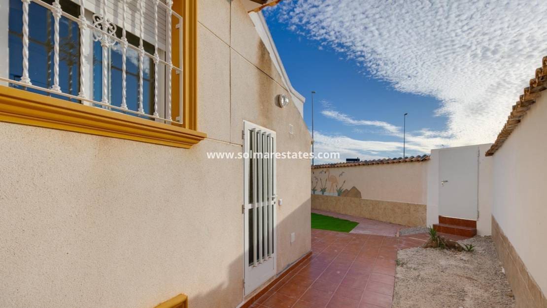 4 bedroom Villa for sale in La Zenia with pool - € 329,000 (Ref: 9414594)