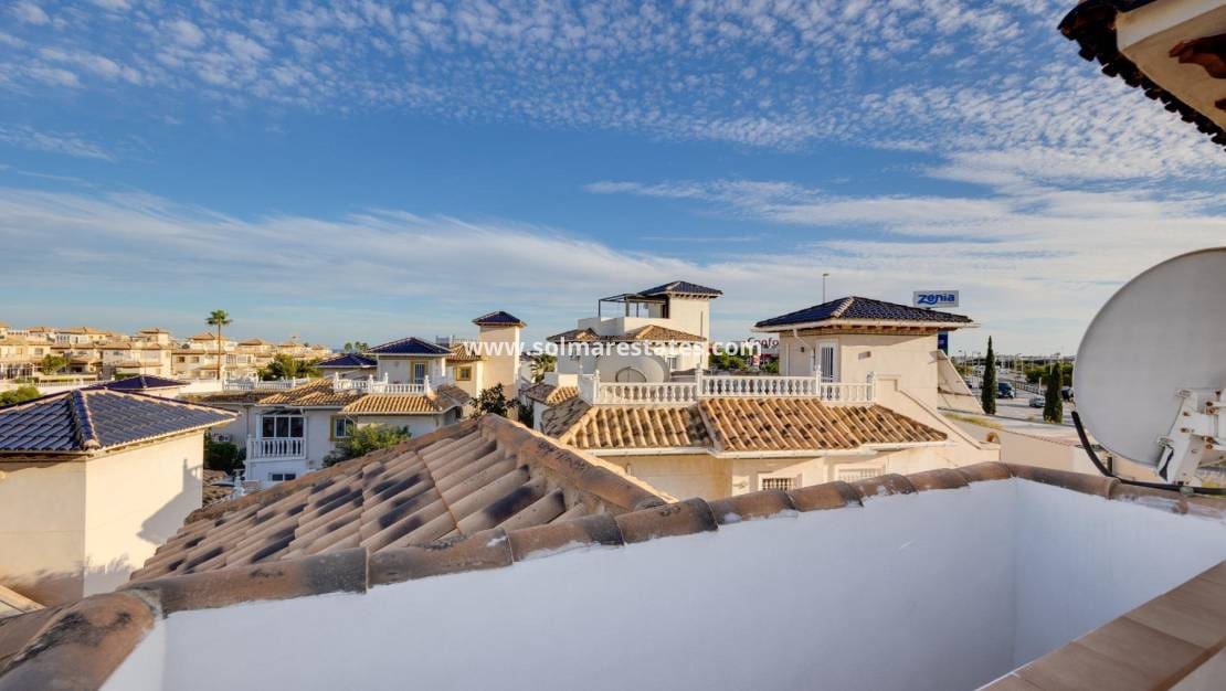 4 bedroom Villa for sale in La Zenia with pool - € 329,000 (Ref: 9414594)