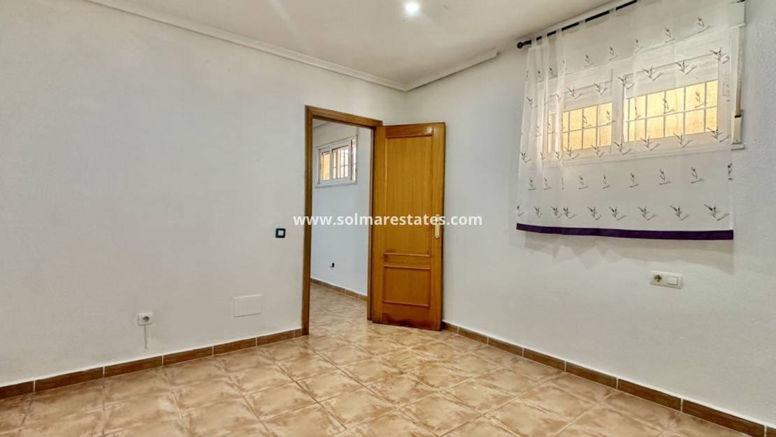 4 Zimmer Villa zu verkaufen in Villamartin - 285.000 € (Ref: 9414933)