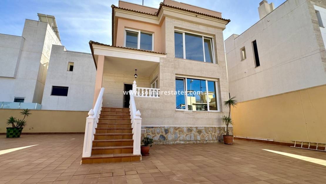 4 Zimmer Villa zu verkaufen in Villamartin - 285.000 € (Ref: 9414933)