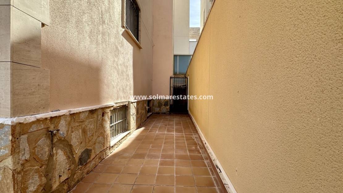 4 Zimmer Villa zu verkaufen in Villamartin - 285.000 € (Ref: 9414933)