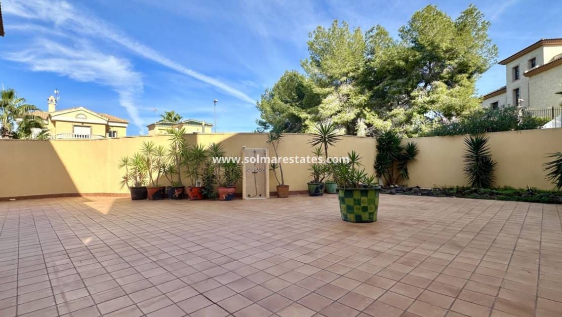 4 Zimmer Villa zu verkaufen in Villamartin - 285.000 € (Ref: 9414933)