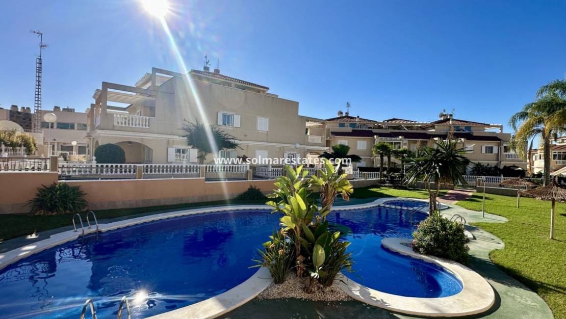 3 soverom Kjedet enebolig til salgs i Playa Flamenca med svømmebasseng - € 289 000 (Ref: 9414934)