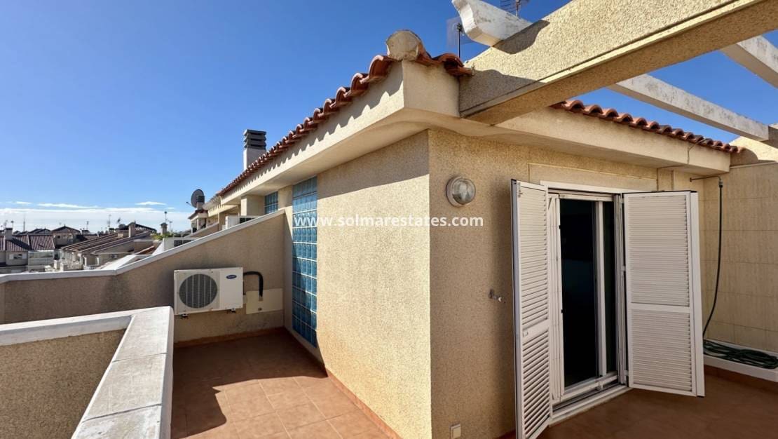 3 soverom Kjedet enebolig til salgs i Playa Flamenca med svømmebasseng - € 289 000 (Ref: 9414934)