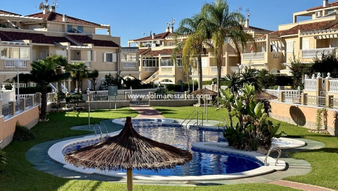 3 soverom Kjedet enebolig til salgs i Playa Flamenca med svømmebasseng - € 289 000 (Ref: 9414934)