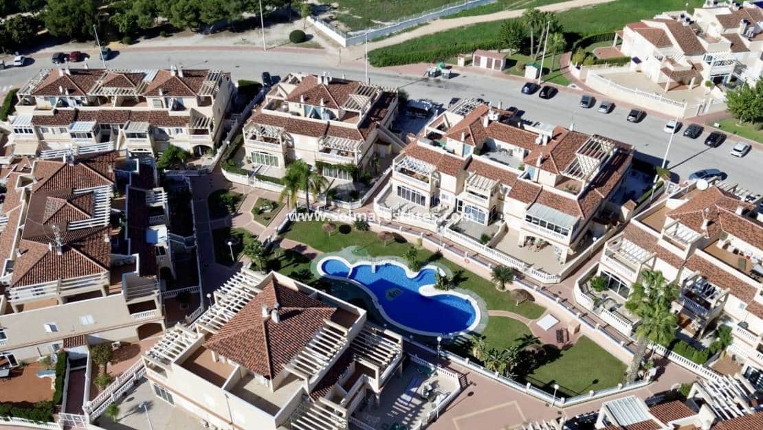 3 soverom Kjedet enebolig til salgs i Playa Flamenca med svømmebasseng - € 289 000 (Ref: 9414934)