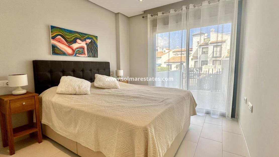 2 quarto Apartamento para venda em Villamartin com piscina - 260 000 € (Ref: 9414936)
