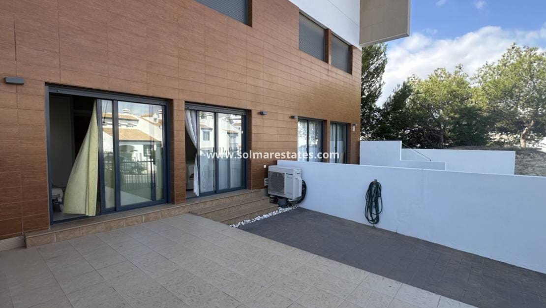 2 quarto Apartamento para venda em Villamartin com piscina - 260 000 € (Ref: 9414936)