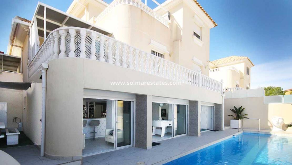 3 bedroom Villa for sale in Villamartin with pool - € 489,900 (Ref: 9416082)