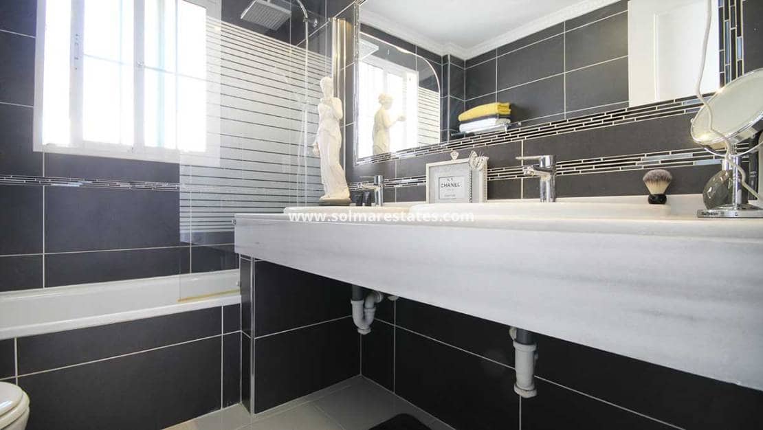 3 bedroom Villa for sale in Villamartin with pool - € 489,900 (Ref: 9416082)