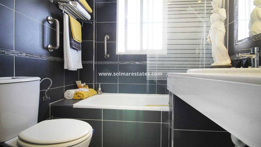 3 bedroom Villa for sale in Villamartin with pool - € 489,900 (Ref: 9416082)