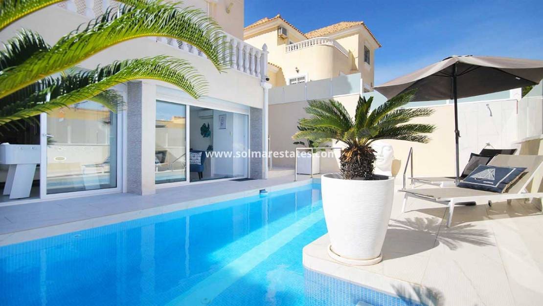 3 bedroom Villa for sale in Villamartin with pool - € 489,900 (Ref: 9416082)