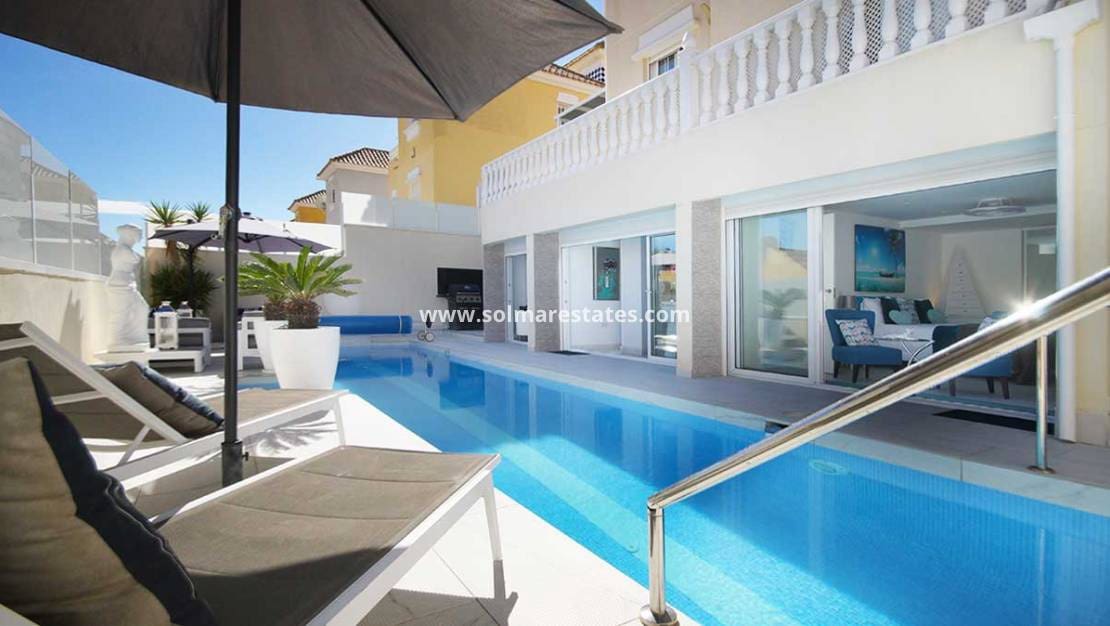 3 bedroom Villa for sale in Villamartin with pool - € 489,900 (Ref: 9416082)