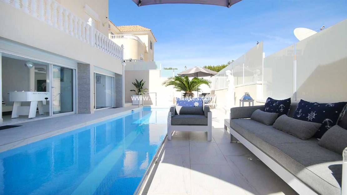 3 bedroom Villa for sale in Villamartin with pool - € 489,900 (Ref: 9416082)