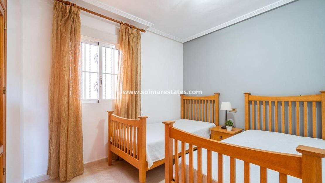 2 slaapkamer Appartement te koop in Cabo Roig met zwembad - € 140.000 (Ref: 9421497)