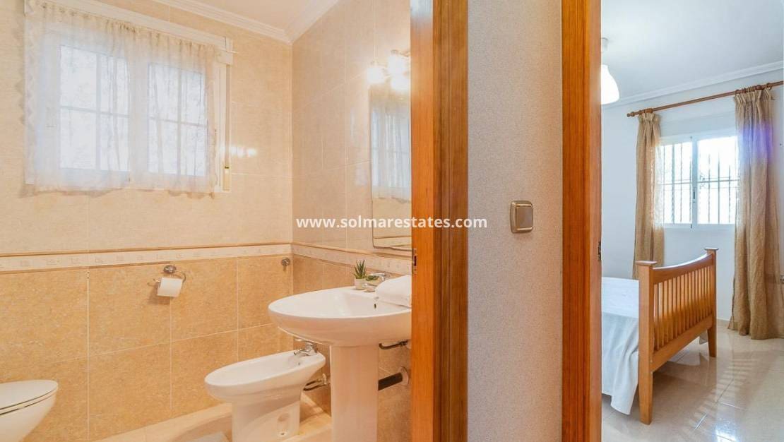 2 slaapkamer Appartement te koop in Cabo Roig met zwembad - € 140.000 (Ref: 9421497)