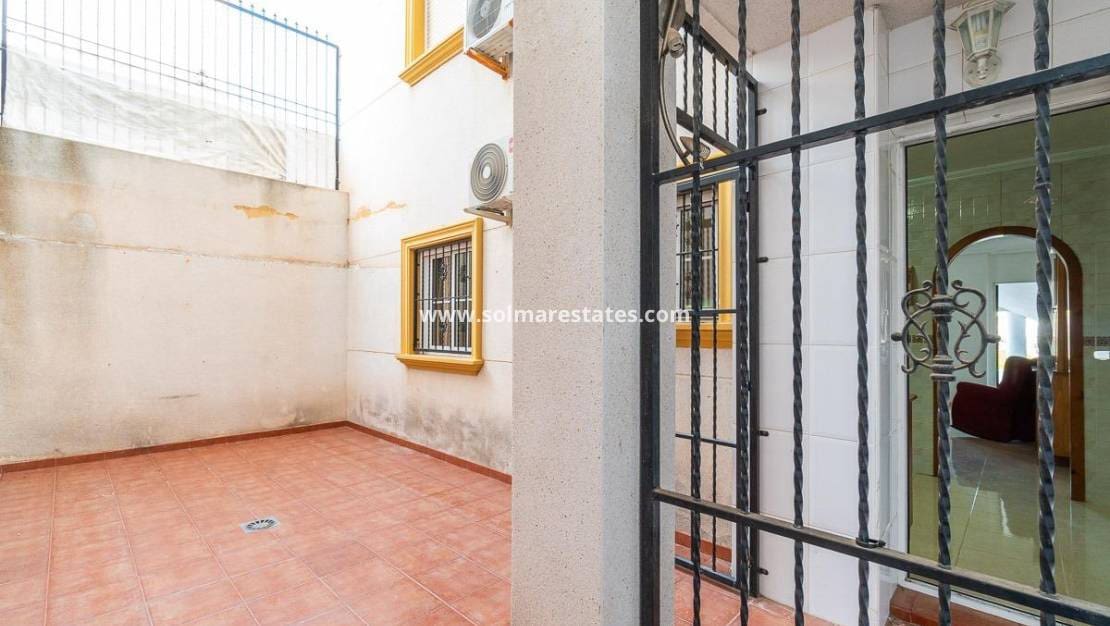 2 slaapkamer Appartement te koop in Cabo Roig met zwembad - € 140.000 (Ref: 9421497)