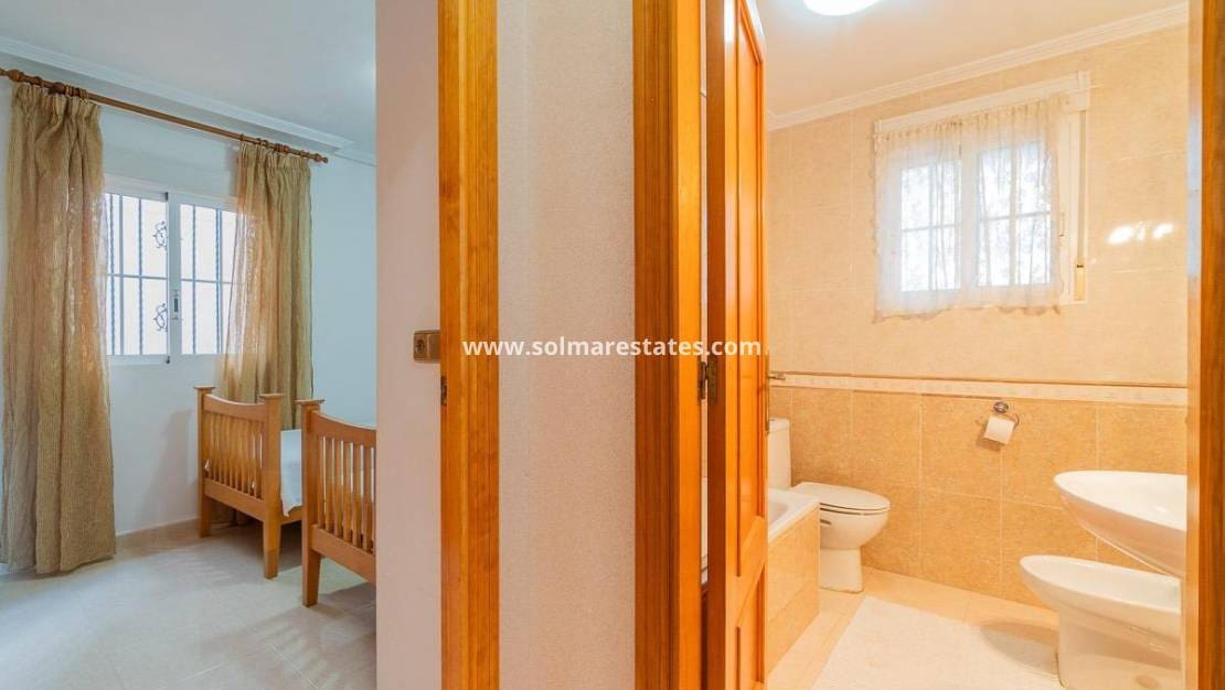 2 slaapkamer Appartement te koop in Cabo Roig met zwembad - € 140.000 (Ref: 9421497)