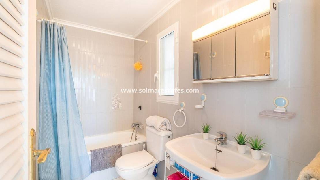 1 chambre Appartement à vendre à Torrevieja avec piscine - 115 000 € (Ref: 9421500)