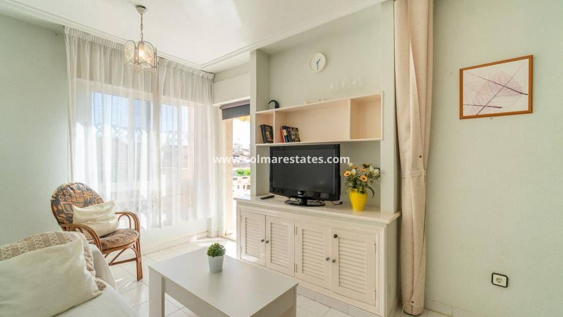 1 chambre Appartement à vendre à Torrevieja avec piscine - 115 000 € (Ref: 9421500)