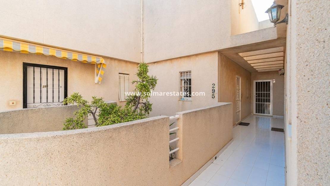 1 chambre Appartement à vendre à Torrevieja avec piscine - 115 000 € (Ref: 9421500)