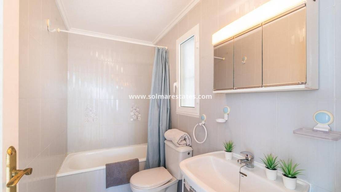 1 chambre Appartement à vendre à Torrevieja avec piscine - 115 000 € (Ref: 9421500)