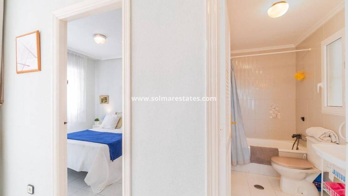 1 chambre Appartement à vendre à Torrevieja avec piscine - 115 000 € (Ref: 9421500)